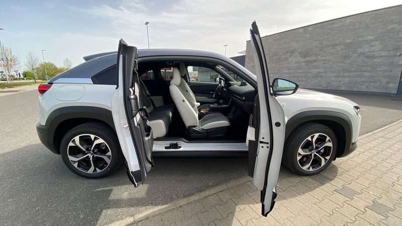 2. Die Türen: Seine größte optische Besonderheit zeigt der MX 30 bei geöffneten Türen. Die gegenläufig öffnenden Portaltüren sehen cool aus. Nur ganz praktisch sind sie nicht, ... (Bild: Kuhn – VCG)