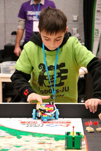 La finale suisse du concours de robotique First Lego League se tiendra le 21 février 2026 au Forum de l'Arc à Moutier. (Source : Robots-Ju)