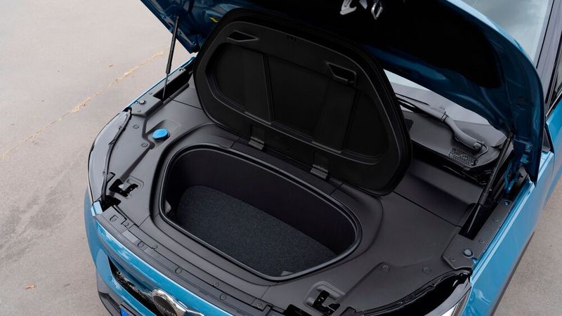 Dazu kommt noch ein kleines Fach mit 31 Litern unter der Fronthaube. (Bild: Volvo)