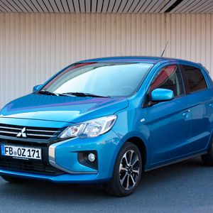 Mit einem frischen Antlitz, „Dynamic-Shield“-Design genannt, buhlt der Mitsubishi Space Star um die Gunst der Kunden. (Bild:  Bürger/»kfz-betrieb«)