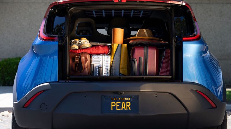 Wird es in einer Parklücke eng, bietet der Pear den Vorteil einer sich absenkenden Hecktür. (Bild: Fisker)