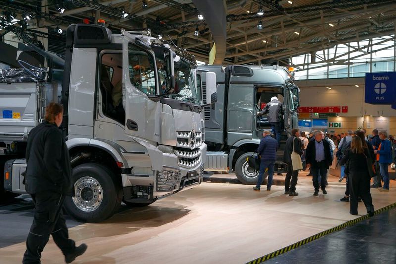 Mercedes-Benz Trucks zeigte auf der Bauma unter anderem den Baustellen-Lkw Arocs. Ihn soll es zukünftig auch als batterieelektrisches Fahrzeug geben. Der Battery-Electric Arocs kann mit wahlweise sechs oder sieben Batteriepaketen mit jeweils 60 kWh nutzbarer Energie konfiguriert werden. So sei eine Reichweiten von mehr als 200 Kilometern möglich. (Bild: Sandro Kipar/VCG)