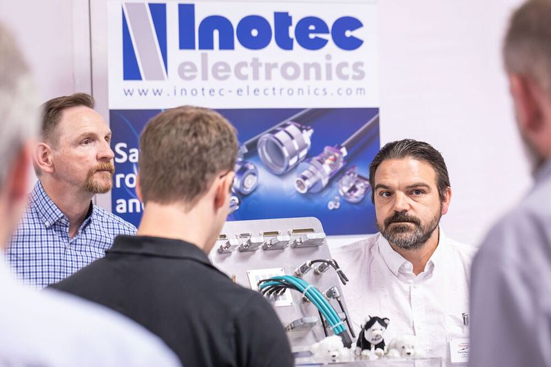 16. Anwenderkongress Steckverbinder: Der SPE-Tag am 4. Juli 2022 zog wieder viele interessierte Zuhörer an. Abgedeckt wurden fast alle Themen im Bereich Single Pair Ethernet vom Standard über das Marktpotenzial, Rückwärtskompatibilität, Schirmung, Messtechnik bis hin zum neuen Standard SPE M12 Hybrid. (Bild: Elektronikpraxis)