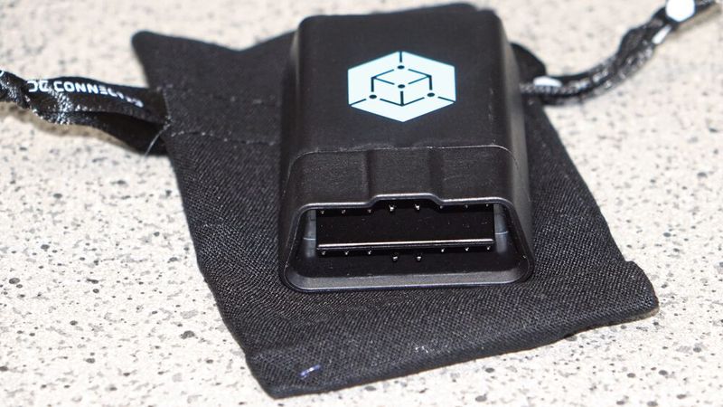 Klein, aber mit zahlreichen Funktionen ausgestattet, kommt der „DCoder“ daher. Demnächst soll er eine Ferndiagnose sämtlicher Antriebssteuergeräte eines Fahrzeugs ermöglichen. (Bild: »kfz-betrieb« / Dominsky)