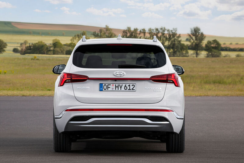 Sehr wahrscheinlich wird Hyundai den Santa Fe mit dem Facelift auch als Plug-in-Hybrid anbieten. Darauf deutet unter anderem der Schriftzug auf der Heckklappe. (Bild: Hyundai)