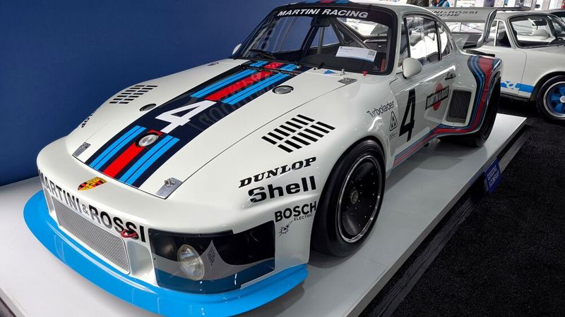 Auf Platz 10 schaffte es mit dem 935 Coupé von 1976 ein weiterer Porsche mit 3,89 Millionen Euro in die Spitzengruppe. Der von 1976 bis 1981 auf Basis des Porsche 930 produzierte Rennwagen gewann von 1976 ab vier Jahre hintereinander die Markenweltmeisterschaft. In der Endstufe erreichte der Sechszylinderboxermotor mit größerem Ladeluftkühler bei 1,4 bar Ladedruck und einer Drehzahl von 8.000 1/min maximal 463 kW/630 PS. (Bild: classic analytics)