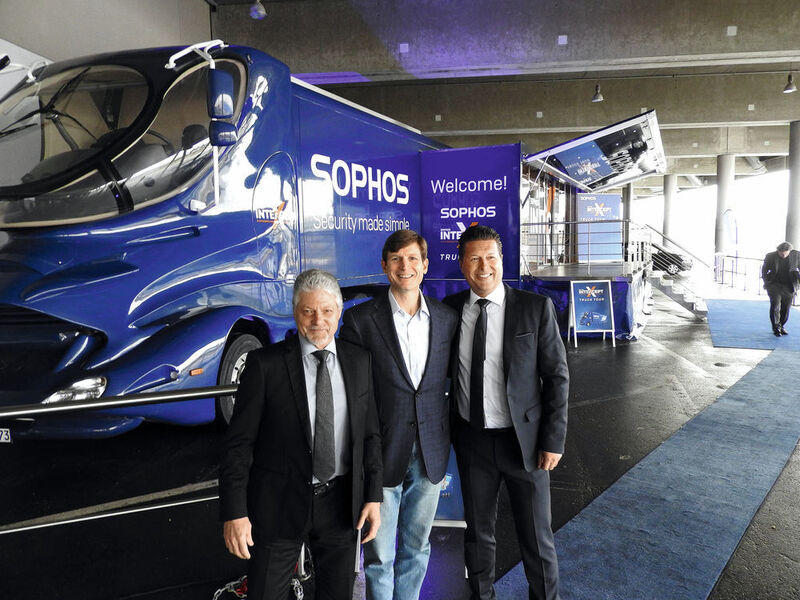 Das Sophos-Führungstrio vor dem Intercept X Truck (v.links): Karl-Heinz Warum (Vice President Sales CEEMEA), Kris Hagerman (CEO), Helmut Nohr (Channel Sales Director Deutschland) (Sophos)