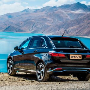 Bereits Mitte 2014 kam der Denza in China auf den Markt und wurde jetzt zum zweiten Mal überarbeitet.(Bild:  Daimler)