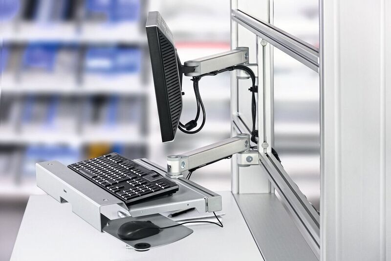 Bei der Verarbeitung digitaler Medien unterstützen PC- und Tastaturhalter sowie höhenverstellbare Monitorarme mit Anschlüssen für Flachbildschirme die Mitarbeiter. (Item)
