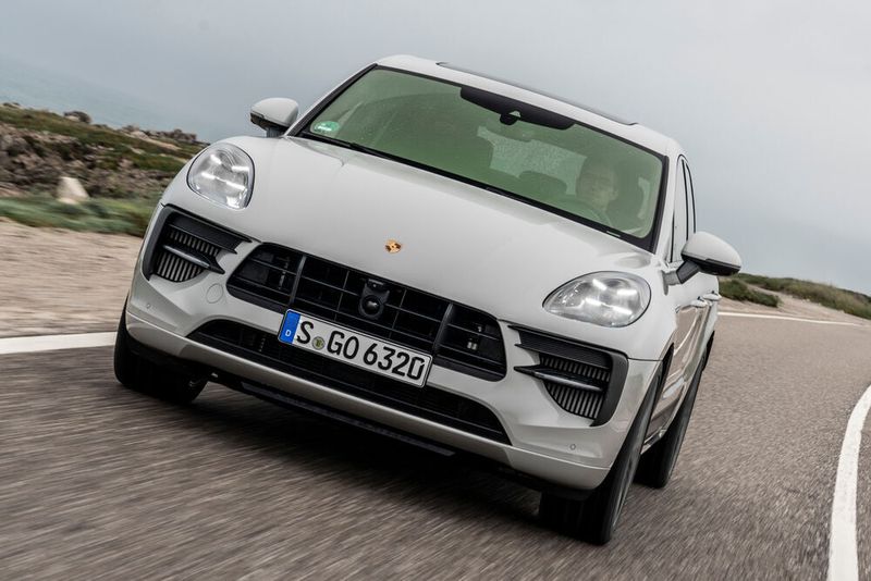 Die äußeren Änderungen sind dezent: In der Frontschürze und in den Fassungen der Scheinwerfer findet man nun schwarz lackierte Elemente. (Porsche)