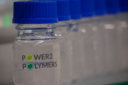 Im Projekt Power2Polymers wird CO₂ aus Industrieabgasen zu Methanol und weiter zu Paraformaldehyd verarbeitet.(Bild:  Power2Polymers)