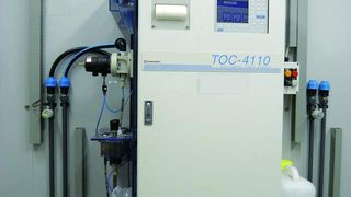 Eines der rund 40 Online-TOC-Analysengeräte, die rund um die Uhr die Abwässer des Chempark Krefeld-Uerdingen überwachen.  (Bild: Shimadzu)