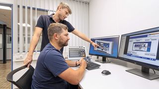 Die virtuelle Inbetriebnahme erfolgt an speziell konfigurierten Simulationsplätzen am Bihler-Standort in Halblech. Über die VC 1-Steuerung lassen sich insbesondere die Achsbewegungen der NC-Aggregate programmieren und am virtuellen Modell nachverfolgen. (Bild: Bihler)