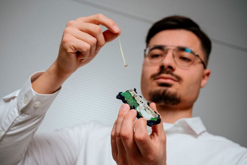 Bei diesem Bauteil kommen Formgedächtnisdrähte aus Nickel-Titan in einem patentierten Zahnstangenmechanismus zum Einsatz, der Linearbewegung in eine Rotation überführt.