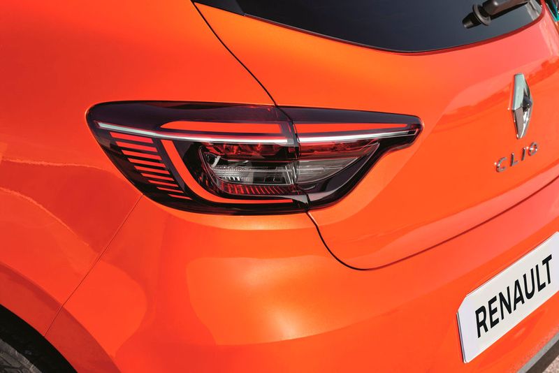 Die C-Form der Scheinwerfer wird vorn der Rücklicht-Partie aufgenommen. (Bild: Renault)