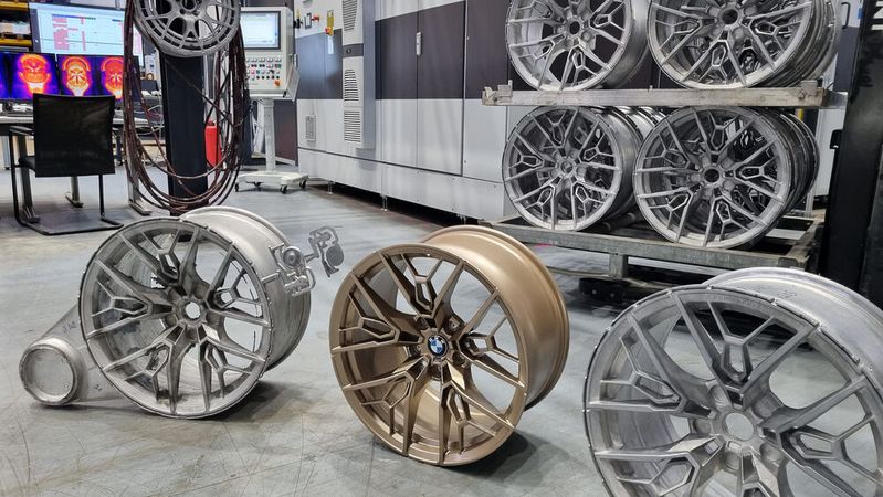 Filigran und ressourcenschonend: Pkw-Aluräder von Entec-Stracon sind leichter und stabiler als herkömmliche, individuell im Design und bestehen aus 100 Prozent Recycling-Material. Durch die prozessbegleitende Qualitätskontrolle mittels hunderter Sensoren entsteht kein Ausschuss.(Bild:   Entec-Stracon)