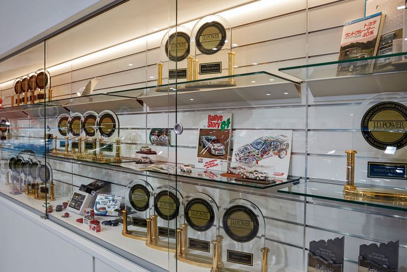 Auch hier Bestandteil eines Automuseums: Dokumente und Gegenstände, die die Geschichte der Marke anschaulich aufzeigen. (Bild: Toyota)