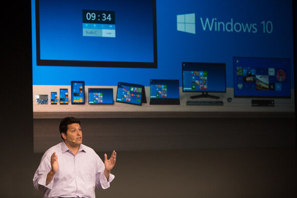 Terry Myerson, Executive Vice President der Operating Systems Group, mit dem Versuch, die Geräte-Bandbreite für Windows 10 zu visualisieren. (Bild: Microsoft)