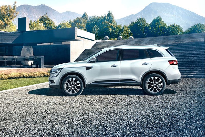 Ein Stilelement sind Chromleisten, die von den Scheinwerfern ausgehen und sich über die gesamte Länge der Kotflügel ziehen. (Foto: Renault)