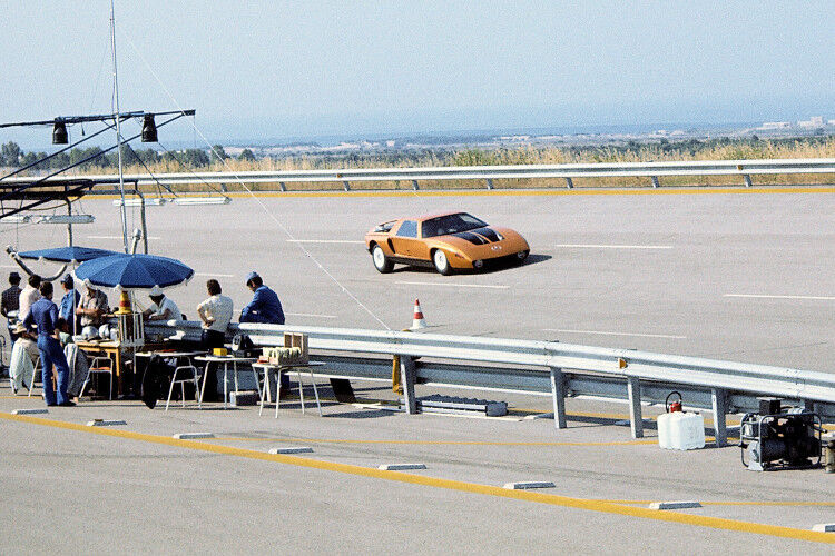 Den Beginn machte Mercedes-Benz mit dem C111-IV, der 1979 zum ersten Mal mit exakt 403,978 km/h die 400-km/h-Grenze durchbricht. (Foto: Daimler)