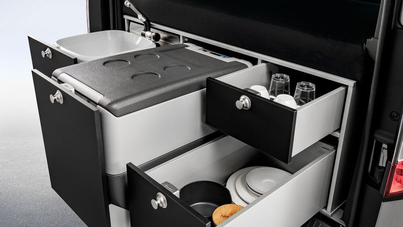 In dem etwa 60 Kilogramm schweren Modul, das sich zu zweit mit wenigen Handgriffen aus- und einbauen lassen soll, ist zudem Platz für Geschirr und kleinere Mengen Vorräte vorhanden. (Bild: © Mercedes-Benz AG)