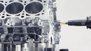 Die Werkstückdirektspannung mit Schunk Vero-S ermöglicht eine optimale Zugänglichkeit und eine definierte Spannsituation. Zur AMB kommen spezielle Spannmittel zur automatisierten Maschinenbeladung sowie sensorische Module zur Prozessüberwachung hinzu.  (Schunk)