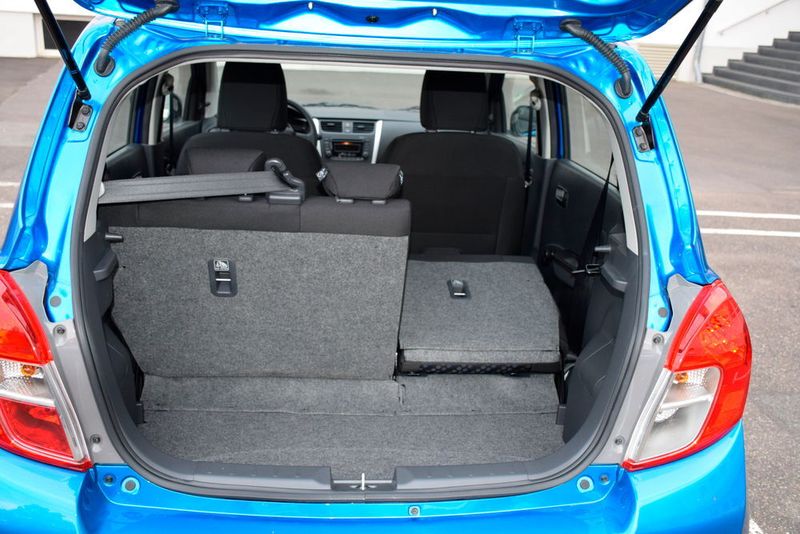 Die umgelegte Rückbank erzeugt eine markante Stufe auf der Ladefläche. (Holz / »kfz-betrieb«)