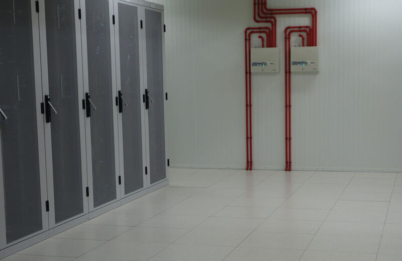 Abbildung 3: Im Rechnerraum sind die Systeme frei verteilt. Rot sind die Leitungen des Brandschutzsystems. (Bild: Ariane Rüdiger)