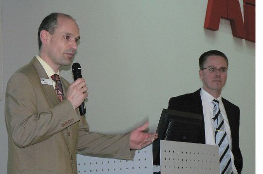 Richard Jordan (li.) und Dr. Bernd Kuhlenkötter begrüßen die Teilnehmer bei ABB Robotics in Friedberg (Archiv: Vogel Business Media)