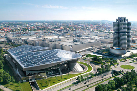 Direkt neben dem „Vierzylinder“: Das BMW-Museum in München erfreut sich prominenter Nachbarschaft. (BMW)