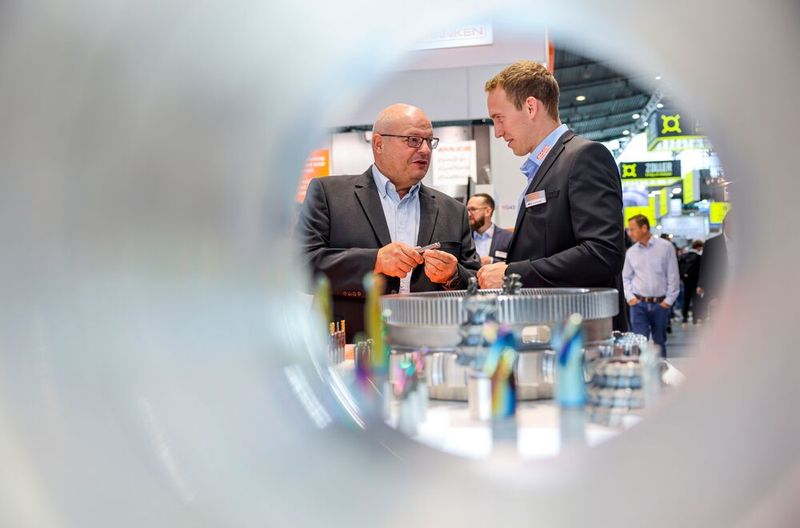 Gespräch am Messestand über Präzisionswerkzeuge und neue Fertigungstechnologien auf der AMB in Stuttgart. (Bild: Messe Stuttgart)