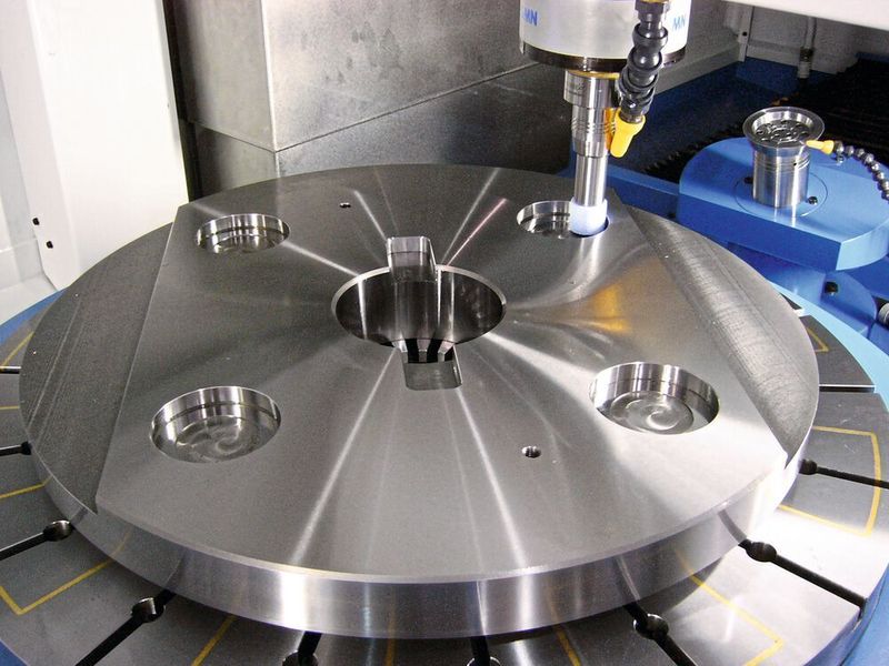 Mit den Kehren-Schleifmaschinen ist Monstein Processing AG in der Lage selbst grössere Bauteile hochpräzise im Koordinatenschleifverfahren zu schleifen.  (mariobaronchelli.ch)