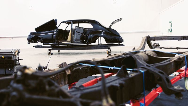 Die Restomod-Kur von Lunaz Design geht sehr tief. Hier wird der Rolls-Royce Phantom für den Umbau vorbereitet. (Bild: Lunaz Design)