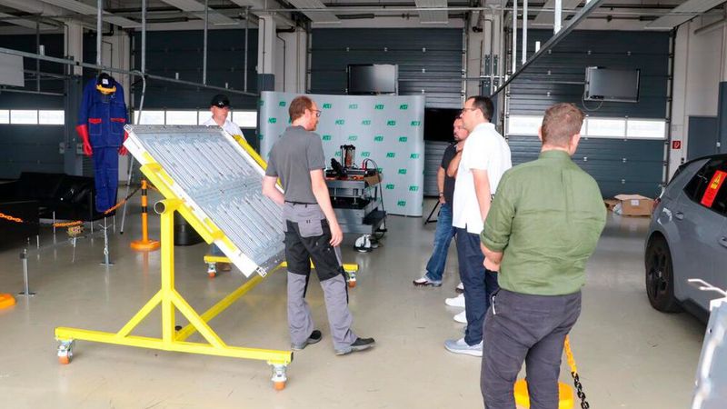 Die Fachleute des Kraftfahrzeugtechnischen Instituts (KTI) forschen in der Unfallreparatur. (Bild: Klasing)