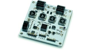 Interferenzen vermeiden: Im LED-Warrior04 von Code Mercenaries wird die PWM-Frequenz mit einem Pseudo-Zufallsgenerator ständig variiert. Die spektrale Verteilung des Flimmerns wird so weit wie möglich gespreizt.  (Bild: Code Mercenaries)