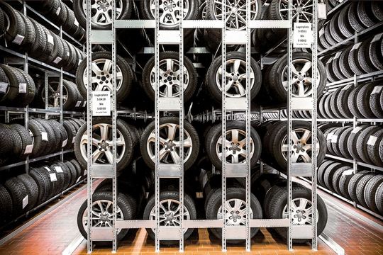 Die Räder- und Reifenregale der Lieferanten bestehen aus einzelnen Modulen. Sie lassen sich platzsparend einsetzen und wenn nötig an anderer Stelle wieder aufbauen. Die Räder- und Reifenregale der Lieferanten bestehen aus einzelnen Modulen. Sie lassen sich platzsparend einsetzen und wenn nötig an anderer Stelle wieder aufbauen.