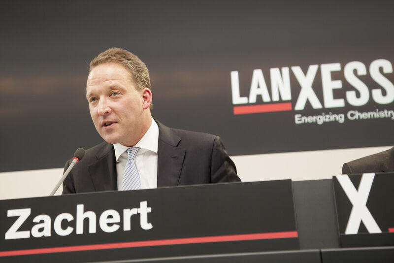 Der Lanxess-Vorstandsvorsitzende Matthias Zachert erläutert das dreistufige Programm zur Neuausrichtung. (Bild: Lanxess)