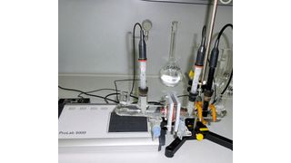 Abb.1: Mithilfe des Mehrparameter-Labor-Messsystems Pro-Lab 5000 wird an der Uni Greifswald die Ionenbeweglichkeit in Lösungen ermittelt. (Bild: Ernst-Moritz-Arndt-Universität Greifswald)