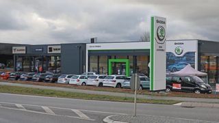 Die Autohausgruppe Koch aus Schwäbisch Hall hat in Öhringen einen Betrieb für Skoda, Seat und Cupra errichtet. (Bild: Grimm/»kfz-betrieb«)