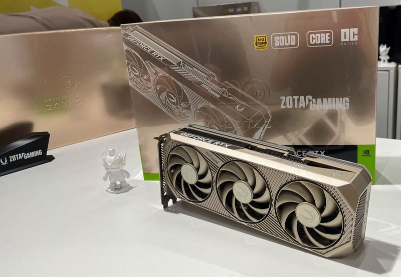 Zotac feiert mit der auf 2.000 Exemplare limitierten Geforce RTX 5080 Solid Core OC 20th Anniversary Edition 20-jähriges Firmenjubiläum. 200 davon werden exklusiv über Alternate verkauft und das sogar um 20 Euro günstiger als die herkömmliche Geforce RTX 5080 Solid Core OC. (Bild: Vogel IT-Medien)