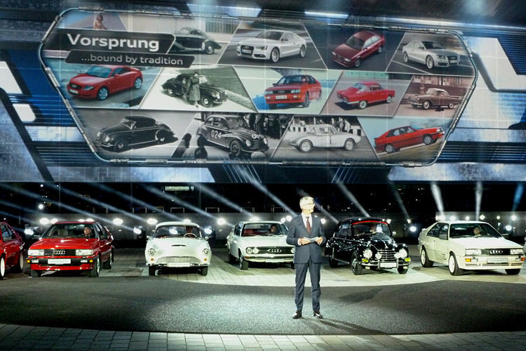 Nach dem röhrenden Spektakel mit dem Audi Coupé RS5 DTM begrüßte Audi-Chef Rupert Stadler die Anwesenden nicht allein auf den Bühnen, sondern ebenso die Zuschauer, die im Internet und im Audi-TV der Weltpremiere folgten. (Wolfgang Pester)