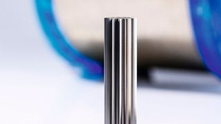 Zahnräder aus Sintermetall werden mit einem Stempel aus Hartmetall gepresst, wie hier einer im Bild zu sehen ist. Die Formenbauer bei der Sauter GmbH fertigen solche Pressstempel mit maximal 200 mm Länge, heißt es. Und diese wichen von der idealen Zylinderform um nur höchstens 3 µm ab.  (Sauter)