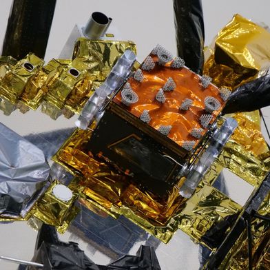 The Idefix rover is firmly mounted between the landing legs of the MMX spacecraft. Despite its compact size, Idefix essentially contains all the elements of a fully fledged scientific rover, yet thanks to its highly integrated design, it has a mass of only 25 kilograms (approx. 55 pounds). (Source: DLR (CC BY-NC-ND 3.0))