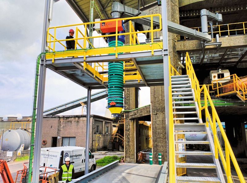 Der Einsatzbereich des Teleskopverladers ist breit, hier ist er im Einsatz bei der Verladung von Flugasche in Spanien. (Bild: WAM )