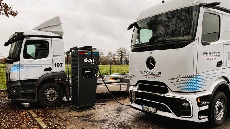 Vier Ladestationen mit insgesamt acht Ladepunkten sind für das Laden elektrischer Lkw mit je bis zu 400 kW Ladeleistung ausgerichtet. (Bild:  Wessels Logistik)