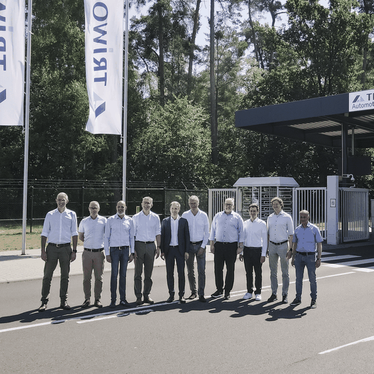 Vertreter von TRIWO, Opel und Driving Concept vor dem Eingang zum Testcenter Dudenhofen. v.l.n.r. Marco Krohn, Marcus Jung, Hakan Kaptan, Michael Meens, Florian Huettl, Jan Glockauer, Marcus Lott, Jeffrey Spiegel, Christian Kraske und Ali Kocak.(Bild:  TRIWO Automotive Testing GmbH)