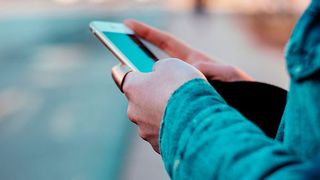 In drei Jahren soll jeder Bundesbürger im Schnitt drei mobile Geräte besitzen. (bnenin - stock.adobe.com)