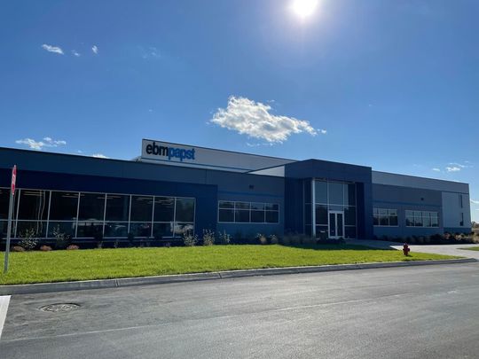 Das in der letzten Woche eröffnete neue US-Werk der Ebm-Papst-Gruppe in Telford (Tennessee). Knapp 30 Millionen US-Dollar wurden investiert, um die steigende Nachfrage nach besonders energieeffizienten Ventilatoren und Motoren decken zu können.(Bild:  Ebm-Papst)