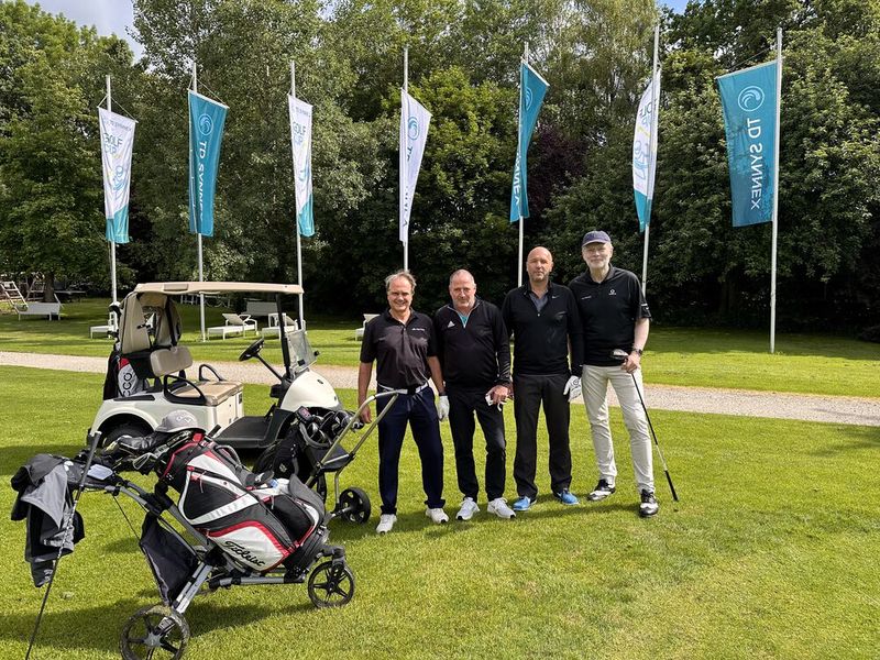 Die Frisur sitzt und es kann losgehen, (v. l.) Christian Rannetshauser (Allied Telesis), Uwe Bein (Fussballer), Andreas Roth (TD SYNNEX) und Dr. Sven Damberger (MVC). (Bild: VOGEL IT-MEDIEN)