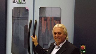 Karl Leistner vertreibt mit KL Werkzeugmaschinen jetzt auch Matsuura-Bearbeitungszentren.  (Bild: Matsuura)